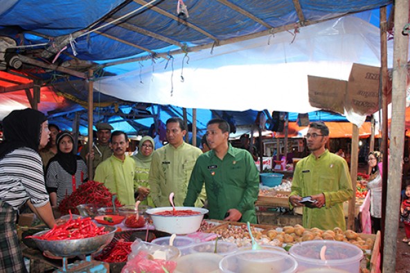 Walikota Hnedri Arnis berkunjung ke Pasar Pusat Padang Panjang (dok inioke.com)