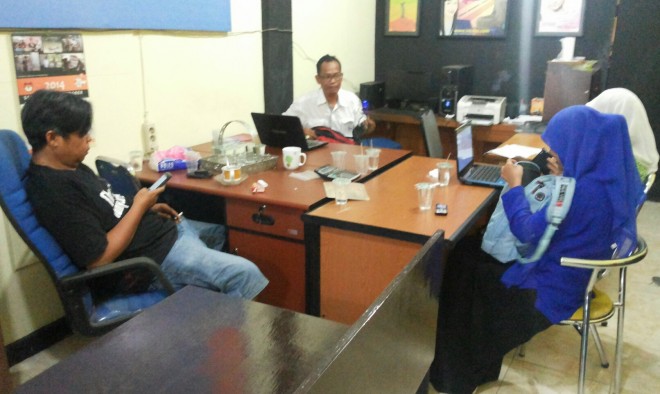 Pemimpin Redaksi sumbarsatu.com Nasrul Azwar dan Pemimpin Perusahaan Tomy Iskandar serta dua reporter di kantor redaksi