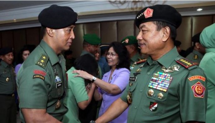 Danpaspampres Mayjen TNI Andika Perkasa menerima ucapan selamat dari Panglima TNI Jendral Moeldoko, (Rabu (22/10) Foto:setkab