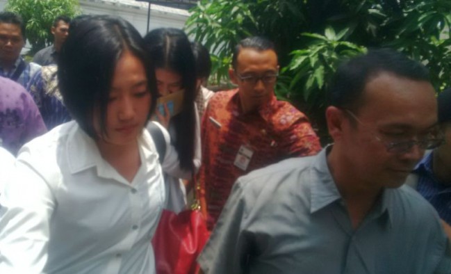 Tes CPNS, Putri Jokowi Dikejar-kejar Wartawan. Kahiyang Ayu (menutup muka) dikawal ketat memasuki lokasi tes CPNS. (Foto: Bramantyo/Okezone)