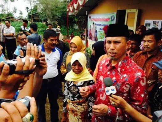 Walikota Padang bersama dengan Ratna Juwita saat penyeeahan hasil bedah, Sabtu (25/10) Foto Humas