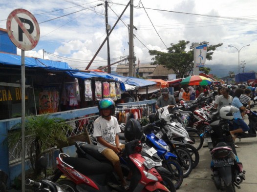 Parkir motor kendati sudah ada rambu lararangan parkir di Pasa Banda Buek
