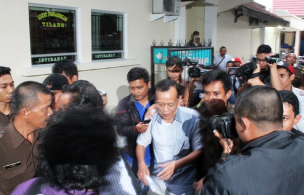 Firdaus K digiring petugas ke mobil tahanan (Foto RSA)