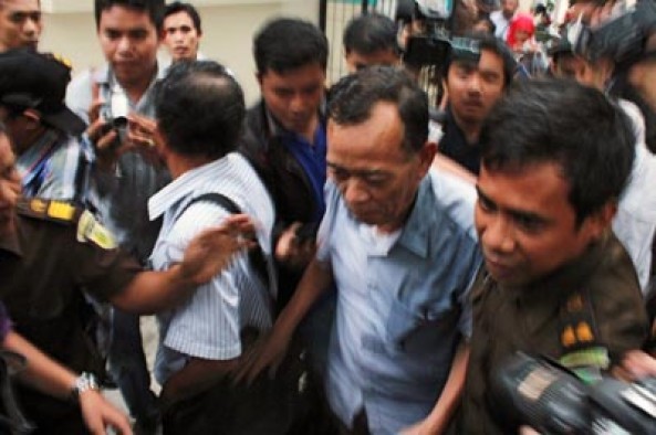Firdaus K digiring petugas ke mobil tahanan (Foto RSA)