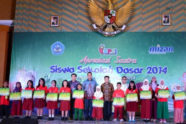 Pemenang Apresiasi Sastra Siswa SD 2014 berfoto bersama Mendikbud