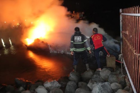 Kapal pesiar Tailleleo terbakar di Pelabuhan Bungus Padang. (Foto RSA)