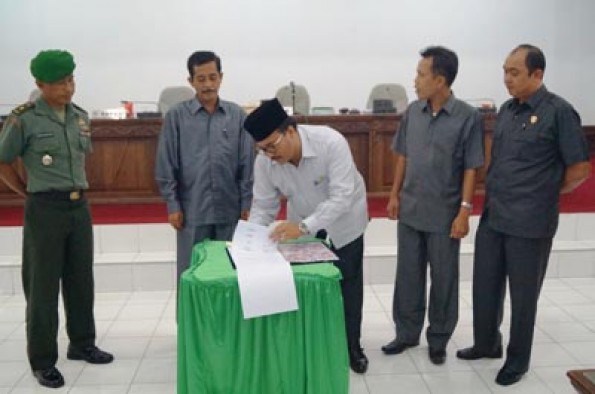 Bupati Pasaman Benny Utama menandatangani Kesepakatan Pemda Pasaman dengan DPRD Pasaman dalam MoU KUA PPAS 2015 menjadi RAPBD 2015