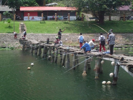 Jembatan Jorong Muko-Muko yang sudah lapuk dan berbahaya bagi pengguna.