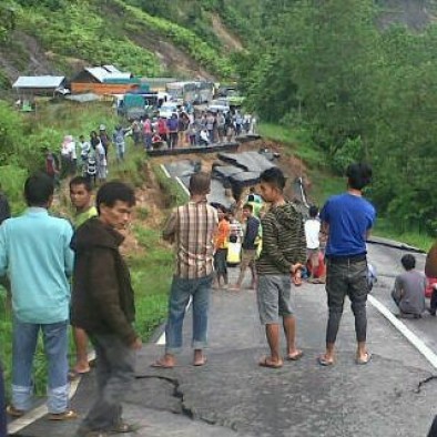 Jalan Raya Sumbar-Riau putus