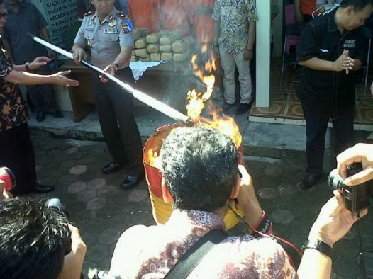Kapolda Sumbarr Brigjen Pol Bambang Sri Herwanto memusnahkan narkoba jenis ganja seberat 46 kilogram, Jumat (5/12)