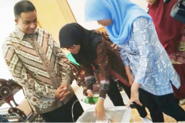 Bersama Mendikbud, siswa SMAN 2 Sekayu Sumsel, Muhtaza Azziya Safiq (Moza) dan Anjani Rahma Putri (Jani),