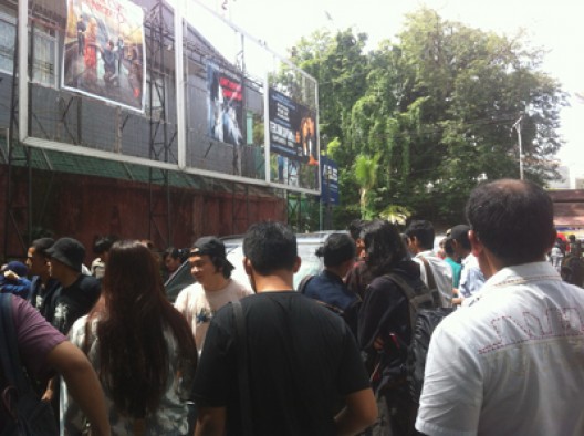 Penonton yang kecewa sesaat setelah pengumuman pembatalan