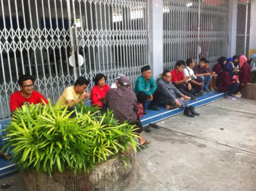 Penonton yang menunggu kepastian pemutaran 