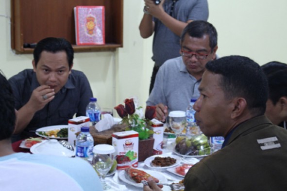 Walikota Payakumbuh dan personel Wali Band saat jamuan makan dengan menu Rendang Baksoi Mak Yus