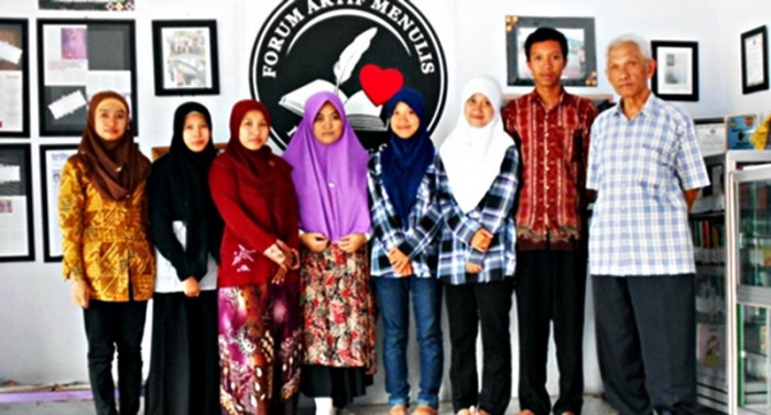 Pengurus FAM Cabang Tulungagung dan Kediri berfoto bersama Sekjen FAM Indonesia, Aliya Nurlela, Jumat (26/12/2014) (Foto: IST.)