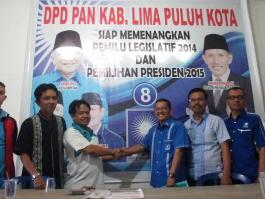 Ketua DPD PAN Limapuluh Kota Akrimal Adam menerima berkas pencalonan Ferizal Ridwan untuk maju menjadi bakal calon bupati Limapuluh Kota, Kamis (5/2).
