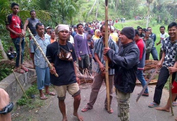 Ratusan masyarakat Gantung Ciri Solok gagalkan eksekusi lahan