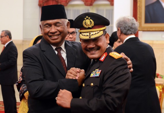 Ketua Sementara KPK Taufiqurrahman Ruki bersama Calon Kapolri Komjen (Pol) Badrodin Haiti, seusai pelantikannya di Istana Negara, Jakarta, Jumat (20/2 pagi