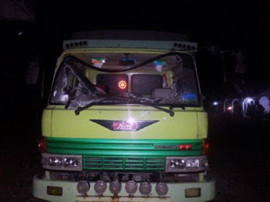 Mobil yang dirusak massa