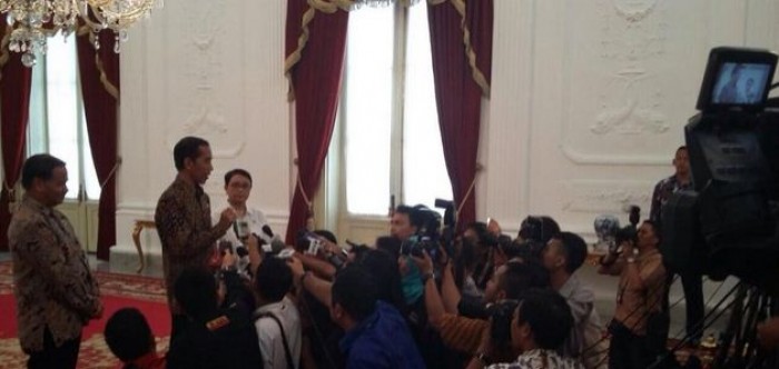 Presiden Jokowi didamping Menlu Retno Marsudi dan Dubes RI untuk Brasil Toto R. menjawab wartawan di Istana Merdeka, Jakarta, Selasa (24/2)