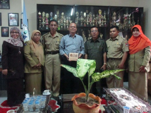 Dosen UTeM Dr Yosza (tengah) bersama Kepala SMAN 1 Payakumbuh serta majelis guru usai menyepakati kerja sama penerimaan mahasiswa baru.