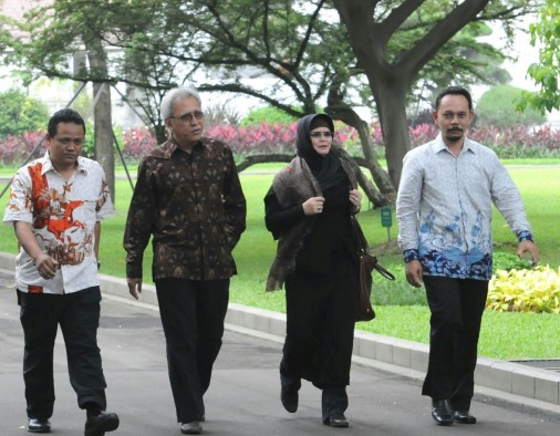 Iwan Fals bersama istrinya Rosana berjalan meninggalkan Istana Merdeka, Jakarta, seusai diterima Presiden Jokowi, Jumat (27/2) pagi