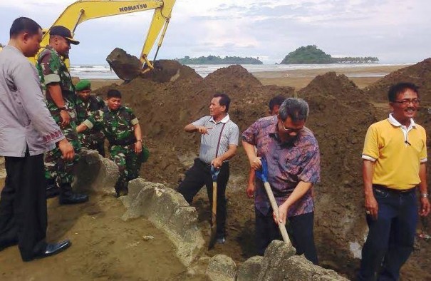 Sedimen pasir yang menimbun kapal Malin Kundang dikeruk