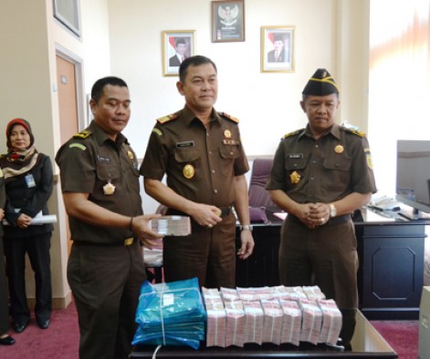 Uang sebesar Rp1,4 miliar disita Kejati Sumbar dari Cabang Utama Bank Nagari Padang-Foto Ant