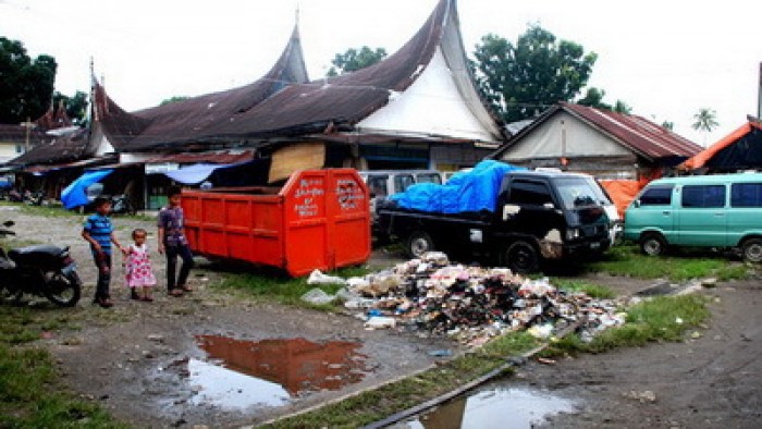 Sampah menumpuk di Pasar Baru Lubuk Basung