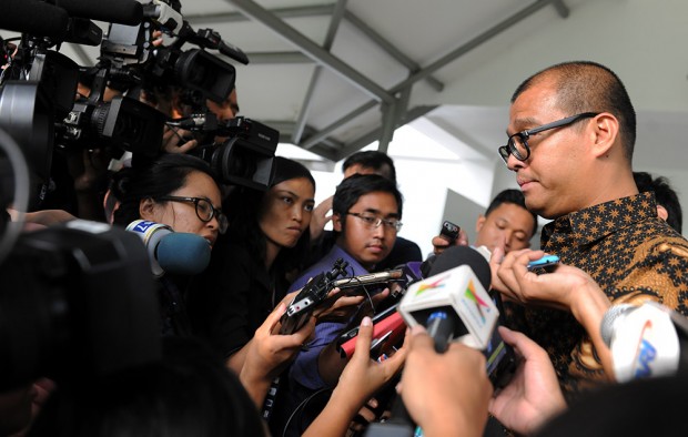 Seskab Andi Widjajanto menjawab wartawan di kantor Kepresidenan, Jakarta, Rabu (1/4)