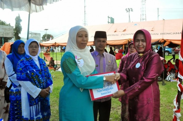 Ny Vita Indra Catri menyerahkan hadiah pada pemenang