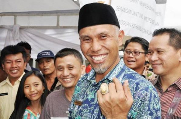 Wako Kota Padang memperlihatkan batu akiknya.