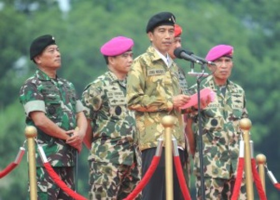 Presiden Jokowi dengan mengenakan seragam TNI dan memakai baret, pada Apel Kebesaran TNI, di Cilangkap, Jakarta, Kamis (16/4)