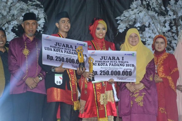Amyra dan Yudha Uni dan Uda Duta Wisata Kota Padang 2015 bersama Walikota Padang