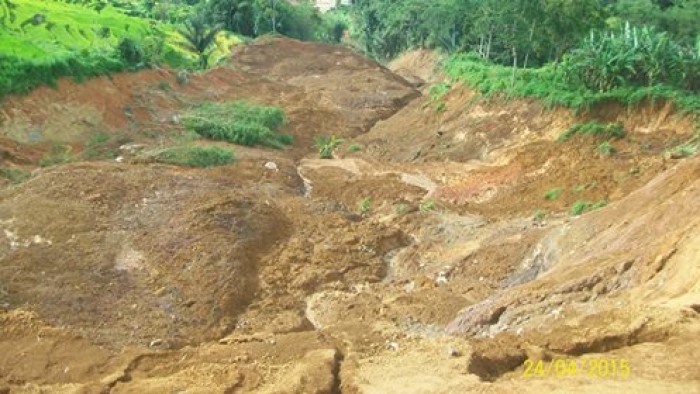 Ruas jalan Matur-Palembayan yang rusak berat