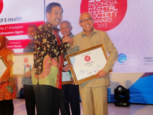 Sekda Agam Syafirman terima penghargaan Digital Society Award (IDSA) 2015 kategori Bidang Kesehatan (e-healt) tingkat Kabupaten juara satu dari Kemenkominfo Rudi Antara.