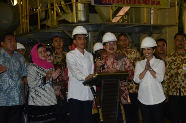 Presiden Jokowi didampingi Ibu Negara Iriana dan Dirut PTPN X Subiyono mnekan sirene tanda penggilingan pertama produksi gula 2015, di PG Gempolkerep, Mojokerto, Jatim, Kamis (21/5)
