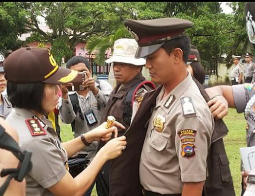 Kapolres Payakumbuh AKBP Yuliani lengkapi atribut Bhabinkamtibmas