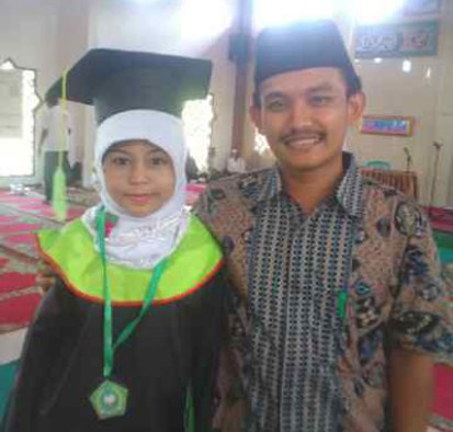 Adila Fortuna Nirya berpose dengan Kepala Sekolah MDTA Nurul Falah Jambak, Komari Hidayat, SPd, Minggu (7/6).