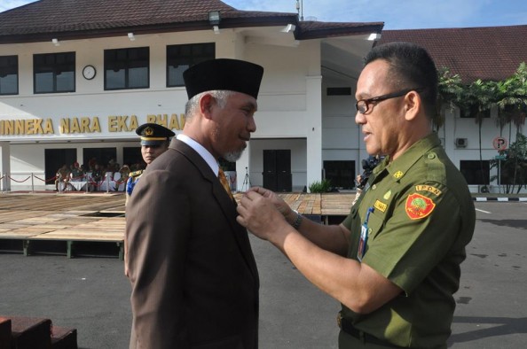 IPDN Anugerahkan Lencana Alumni Kehormatan Pendidikan Tinggi Kepamongprajaan kepada Walikota Padang