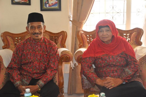 Pasangan keluarga sakinah Darnis Burhan bersama istri Aslimar Amin