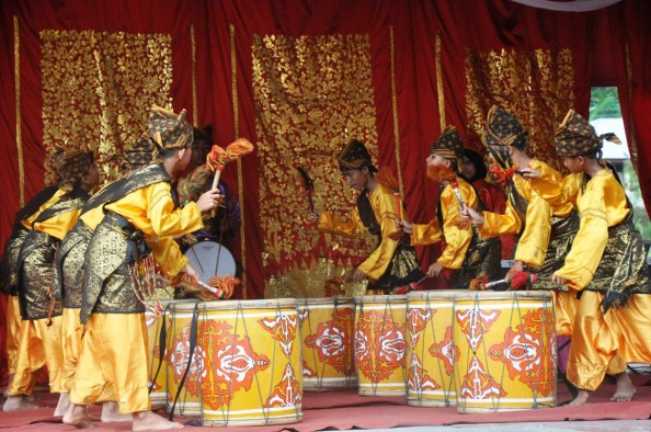 Atraksi tambua tansa dari group Umbuik Mudo Tanjuang Sani di Festival Danau Maninjau