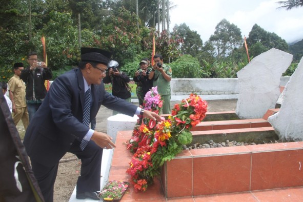 Bupati Agam letakkan karangan bunga di Makam Pahlawan Perang Kamang Kecamatan Kamang Magek