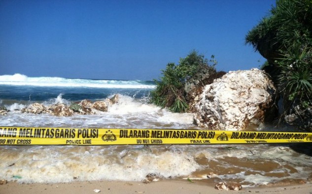 Gelombang tinggi, pencarian dihentikan sementara (Foto okezone)