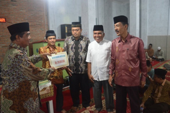 Ketua DPRD Sumbar Hendra Rahim menyerahkan bantuan 