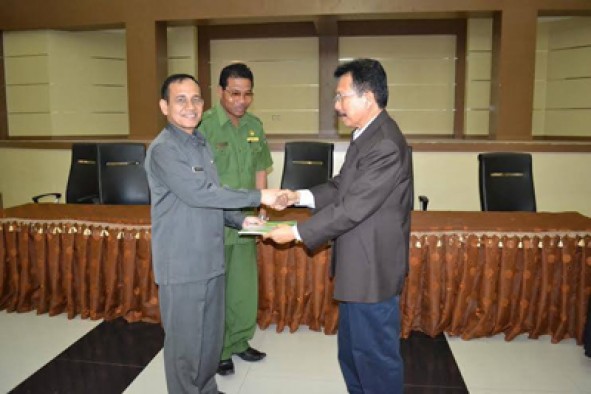 Sekdakab Jonpriadi (kiri)menerima secara simbolis 300 Mahasiswa KKN Unand   