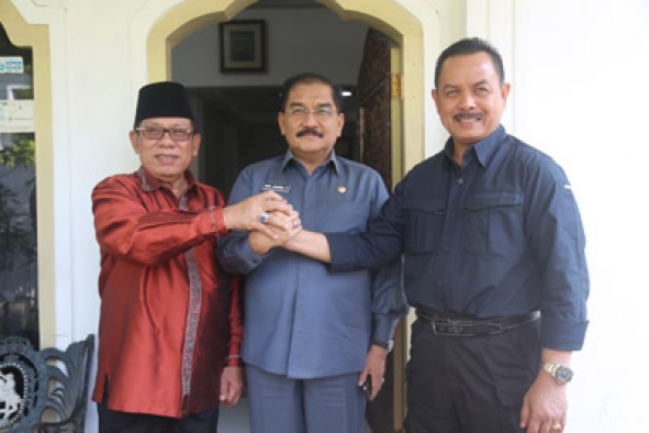 Berjabat tangan dengan erat, MK, SP, dan FB