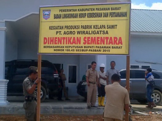 Petugas BLH Pemkab Pasbar menanjabkan plang pemberhentian sementara operasi PT Agro Wiraligatsa di Gunung Tuleh.