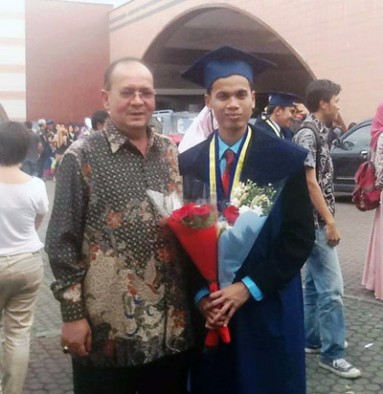 Yudi bersama Hanibal, orangtua asuhnya, di depan Sabuga ITB            