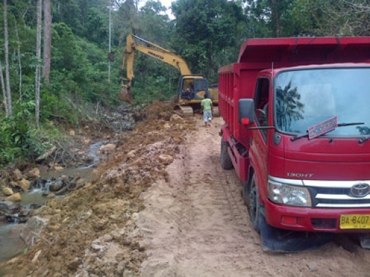Penambangan batu diduga tanpa izin dengan alay berat di Batu Kambing